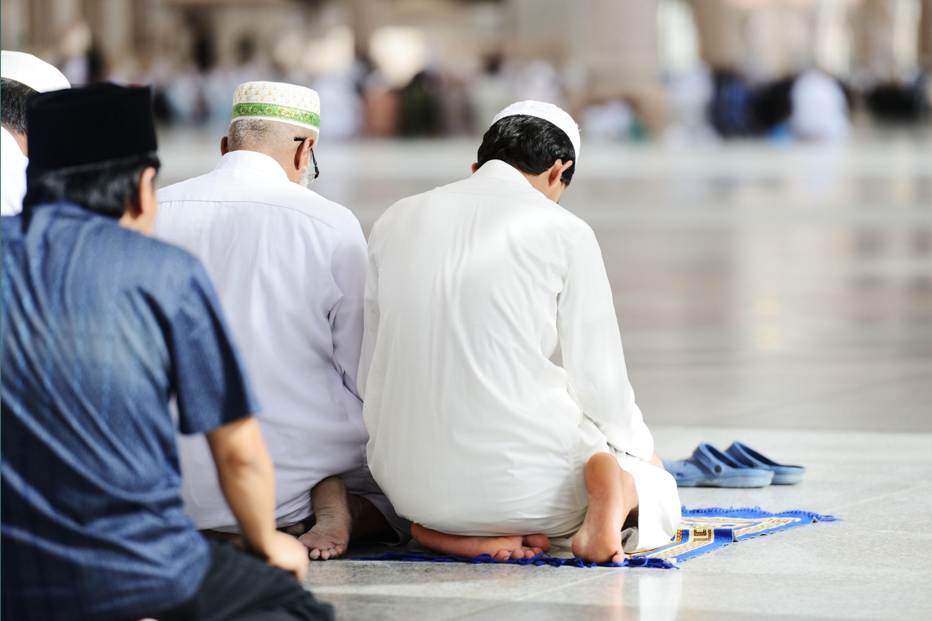 Ночная молитва мусульман. Намаз. Мусульмане в мечети. Что такое намаз у мусульман. Поклонение мусульман.